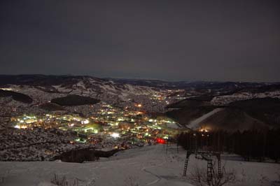 С горы Тугая. Ночной Горно-Алтайск. (© BAJIEPKA || panoramio.com)